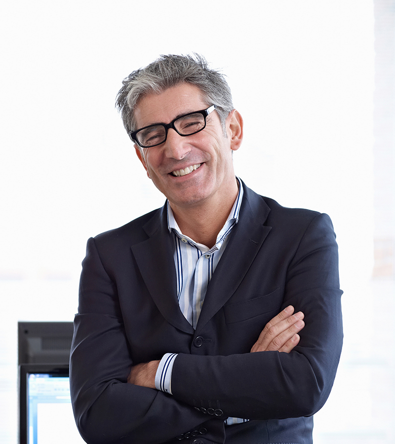 portrait-of-a-business-man-HWYNCJE